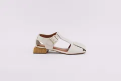 Sandalias de cuero negro con punta cuadrada, tira central con hebilla y taco cuadrado de madera.