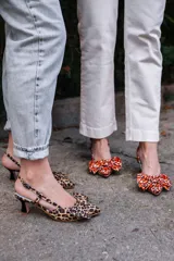 Zapatos de tacón slingback con estampado animal print, punta fina, lazo decorativo y tacón kitten.