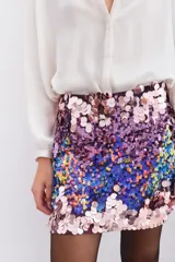 Falda corta tipo mini de lentejuelas multicolor, con degradado de tonos rosados, morados, azules y toques de amarillo y naranja.
