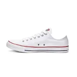 Championes Converse Chuck Taylor All Star blancos de lona, con suela de goma blanca con detalles en rojo y azul.