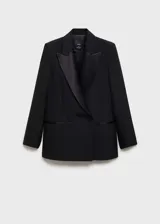 Blazer negro de corte recto con solapas satinadas, cierre frontal con botón y dos bolsillos de ribete.