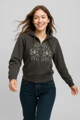 Campera deportiva gris oscuro con cierre frontal, capucha con cordones ajustables y bolsillos tipo canguro.