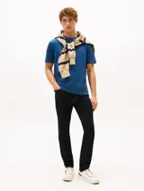 Remera de hombre Tommy Hilfiger de color azul con cuello redondo y logo bordado en el pecho. Confeccionada en algodón puro, de corte regular.