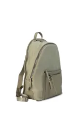 Mochila negra de tela impermeable con detalles en cuero sintético. Tiene un compartimento principal con cierre, un bolsillo frontal con cierre y un compartimento interno para notebook de 15 pulgadas.