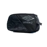 Botinera Umbro negra con detalles estampados en gris oscuro y logo de la marca en gris claro. Cuenta con cierre superior y asa lateral.