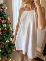 Vestido corto color tostado, de corte suelto y breteles finos.