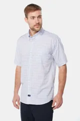Camisa celeste y blanca a cuadros de manga corta con bolsillo en el pecho y logo bordado.