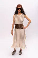 Vestido largo de punto a rayas verticales color beige y marrón claro, de corte suelto y sin mangas.