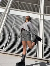 Short gris de ecocuero con tiro alto y cinturón.