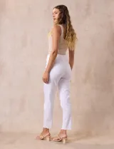 Jegging blanco de tencel con pretina ancha elastizada, bolsillos delanteros simulados, bolsillos traseros aplicados y terminación desflecada en el ruedo.