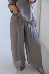 Pantalón palazzo de gasa color visón, con cintura elástica y corte amplio.