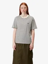 Camiseta de manga corta con cuello redondo y corte recto, confeccionada en tejido de algodón orgánico a rayas horizontales en tonos crudo y negro. Presenta logo bordado en el pecho.