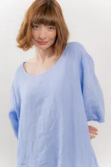 Vestido celeste de lino, corte holgado y largo midi, con escote redondo y mangas 3/4.