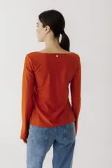Remera verde oliva de manga larga con escote bote y corte ajustado.