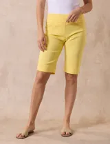 Bermuda color beige en gabardina elastizada, con pretina ancha elastizada, bolsillos simulados en la parte delantera y bolsillos aplicados en la parte trasera.