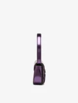 Bolso bandolera Diesel modelo 1DR, color violeta metalizado, con asa corta rígida y correa larga extraíble. Presenta solapa con cierre magnético y logo ovalado "D" en relieve.