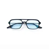 Lentes de sol con marco negro, patillas plateadas y lentes celestes.