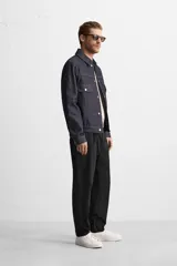 Pantalón negro de corte slim fit confeccionado en popelín de algodón.