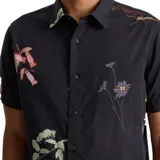 Camisa negra de manga corta con estampado de flores y corte clásico.