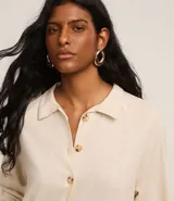 Vestido chemise recto, confeccionado en viscolino con 15% de lino, con cuello, abotonado delantero y mangas 7/8. Color beige claro.