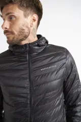 Campera de plumas liviana color verde oliva, con capucha, cierre frontal completo, bolsillos laterales y logo estampado.