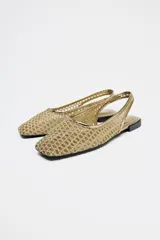 Zapato plano destalonado tipo bailarina color dorado, con capellada de malla trenzada, estilo mule y tira trasera con pieza elástica.
