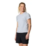 Remera deportiva Columbia Weekend Ascent para mujer, color gris claro con finas rayas horizontales. Confeccionada con tejido reciclado Omni-Wick™ que absorbe la humedad y neutraliza los olores.