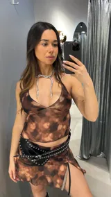 Top corto marrón con estampado batik, escote halter y tiras finas.