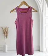 Vestido corto celeste con efecto acid wash, corte recto y breteles finos.