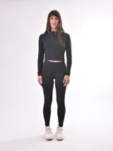 Calza larga negra con paneles de tela de red en la parte inferior de las piernas.