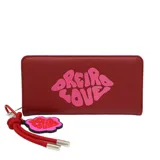 Billetera de cuero sintético color verde petróleo con cierre de cremallera y llavero colgante. Estampado con el logo de la marca en color rosa.