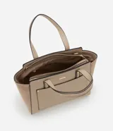 Cartera mediana color beige con paneles laterales de gamuza, doble asa de mano y correa larga desmontable.
