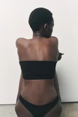 Tanga color blanco confeccionada en hilatura con modal, de tiro medio y cintura elástica.