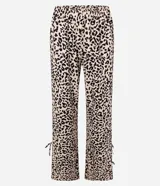 Pijama largo de dos piezas: blusa de canalé negra de manga larga y pantalón de viscosa con estampado de leopardo y lazos en las perneras.
