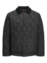 Chaqueta negra acolchada con cuello de pana, cierre con botones a presión y bolsillos frontales.