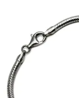 Pulsera rígida plateada con diseño trenzado.