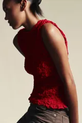 Top rojo de punto con textura, cuello redondo y sin mangas.