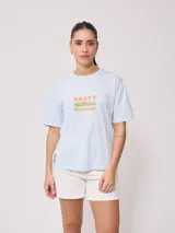 Remera celeste de algodón con estampado frontal y trasero con el logo de la marca Rusty y la frase 'Australia Mermaid Beach'.