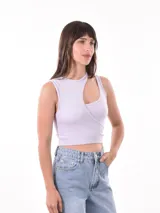 Musculosa corta de punto acanalado color lila, con breteles finos y diseño asimétrico con abertura en el pecho.