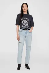 Camiseta negra de algodón con estampado de leopardo y texto "Anine Bing California" en blanco. Corte oversize y cuadrado.