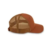 Gorro trucker color ladrillo con red marrón, visera curva y parche frontal con diseño de montañas.