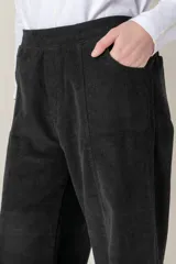 Pantalón de pana verde militar, de corte recto y tiro alto, con bolsillos laterales y traseros, y elástico en la cintura trasera.
