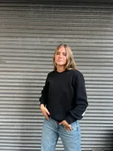 Sweater negro de lana merino con apliques rectangulares de cuero color plateado en los codos.