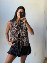 Chaleco con estampado animal print, cuello con lazo y corte holgado.
