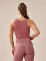 Top gris oscuro de lycra acanalada, corte cropped y cuello redondo.