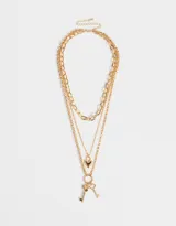 Set de tres collares dorados de diferentes largos, con eslabones de distintos tamaños. Incluye un dije de corazón y un dije de llave.