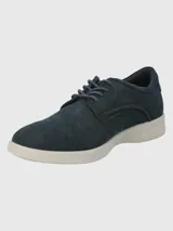 Zapato acordonado de cuero azul marino con suela blanca de goma.