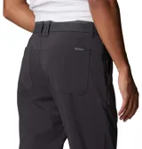 Pantalón de trekking color beige, con tecnología Omni-Shield de repelencia al agua y Omni-Shade de protección solar UPF 50. Cuenta con elástico parcial en la cintura, bolsillos para las manos, bolsillo de seguridad con cremallera y bolsillos traseros.