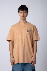 Remera gris con efecto acid wash, corte holgado y estampa frontal con una mano sosteniendo el mundo VCP.
