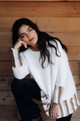 Sweater tejido a mano en máquina de carro con algodón y lurex, cuello redondo y cuerpo oversize con mangas ajustadas. Terminaciones en crochet hechas a mano.